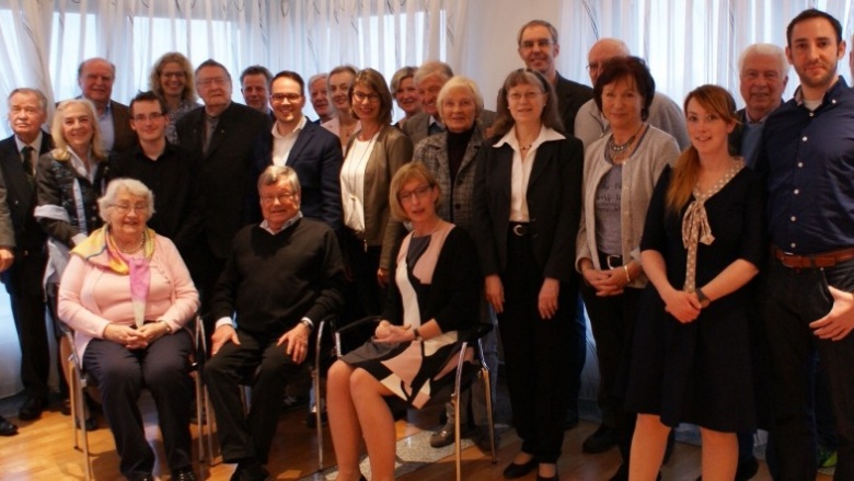 Neumitglieder und Jubilare sowie Bürgermeister Bert Spilles (links) und Vorsitzende Katja Kröger ( sitzend vorne rechts)