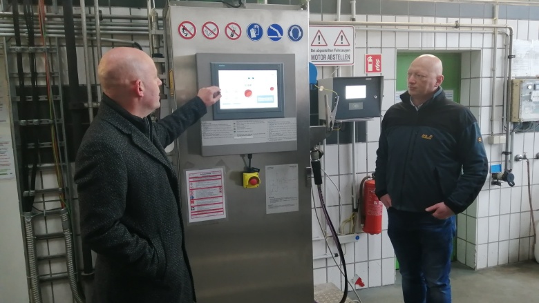 Wasserstoff statt Diesel: Markus Rügler (links im Bild) und Alexander Stiehl erklären, wie die Bustankstelle funktioniert.