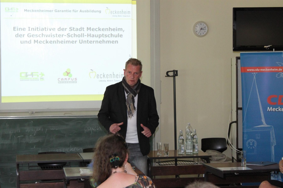 Landtagsabgeordnete Andrea Milz informiert sich über MeGA 